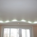 натяжной потолок спальня белый с подсветкой