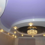 натяжной потолок спальня фиолетовый
