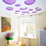 натяжные потолки резные фото круги бело фиолетовый