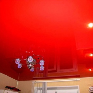 Красный натяжной потолок