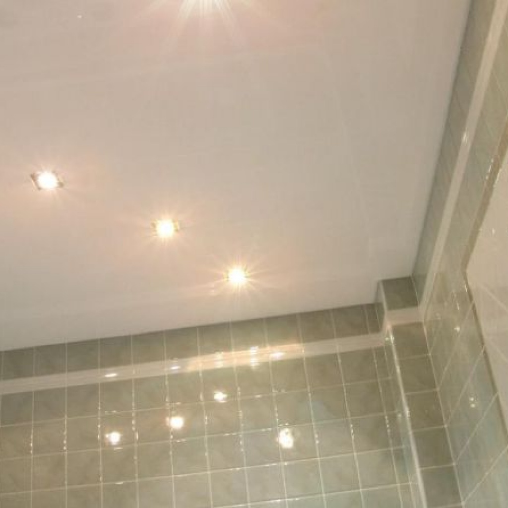 плюсы и минусы натяжного потолка в ванной